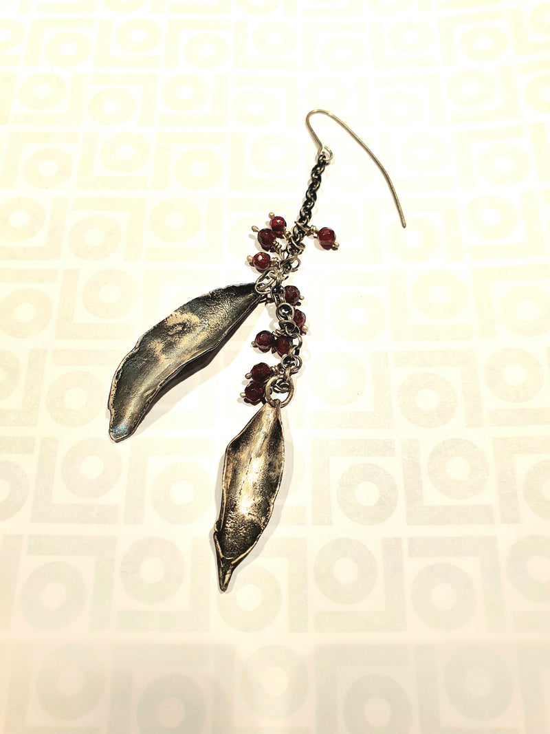 Pair of earrings in burnished silver and precious pearls